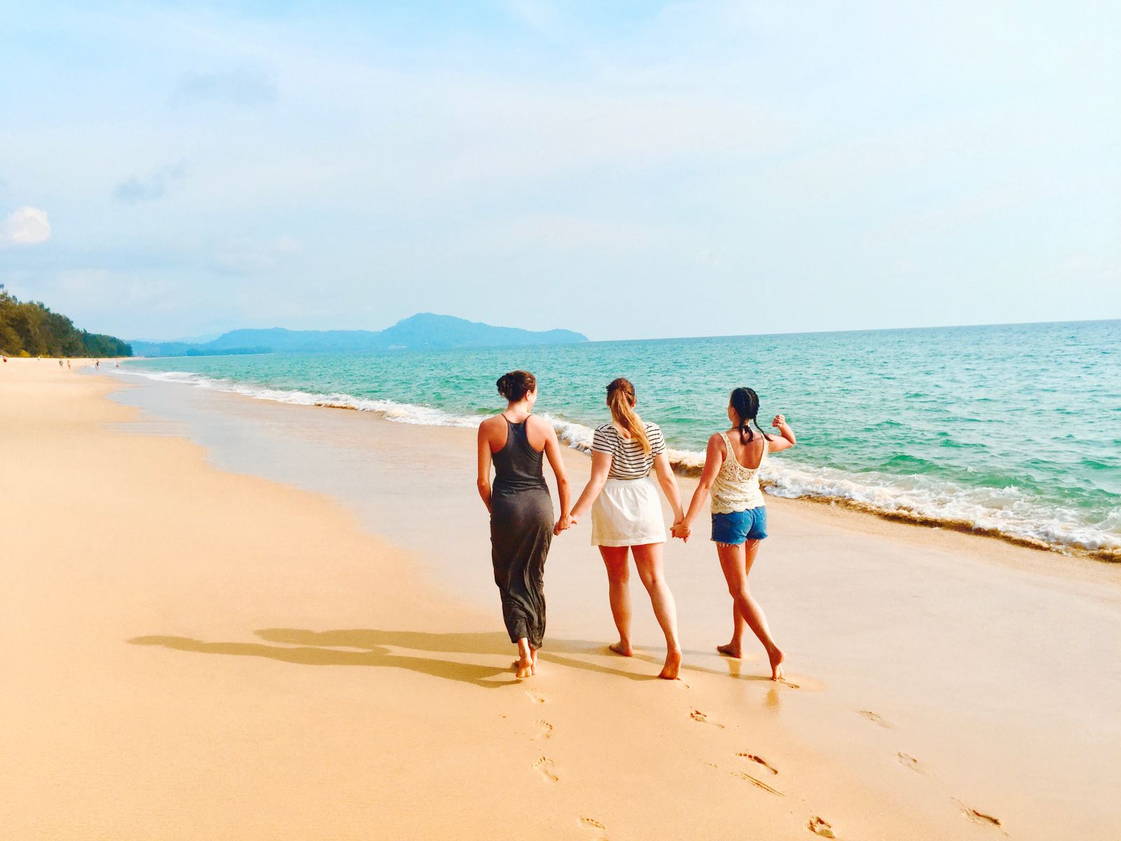 Au pairs exploring a new place together